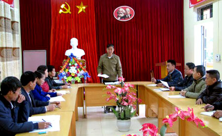 Lãnh đạo UBND xã Việt Cường (Trấn Yên) triển khai nhiệm vụ phát triển kinh tế, xã hội tới các trưởng thôn.
